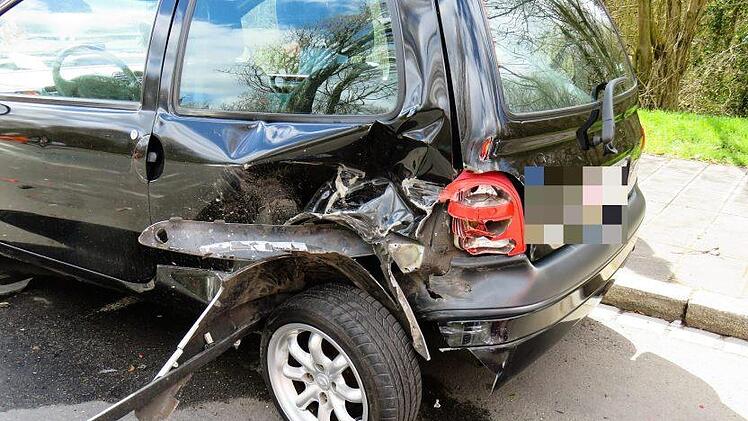 Weil er offenbar Gas- und Bremspedal verwechselte, hat ein 78 Jahre alter Mann in Bad Kissingen am Samstagmorgen einen Unfall verursache - und ist umgehend zu Fuß einkaufen gegangen. Symbolfoto: pixabay.com/Gellinger