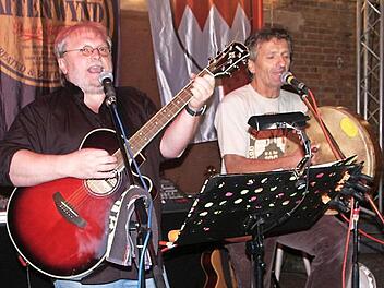 Nicht fehlen darf beim Sommernachtsfest der Mainrother Floriansjünger die Gruppe "Saitenwynd". Auch in diesem Jahr sind Sänger und Gitarrist Kurt Schleicher (links) sowie Bodhran-Spieler Richard Schmitt beim Frühschoppen am Sonntag wieder mit von der Partie.  Foto: Stephan Stöckel