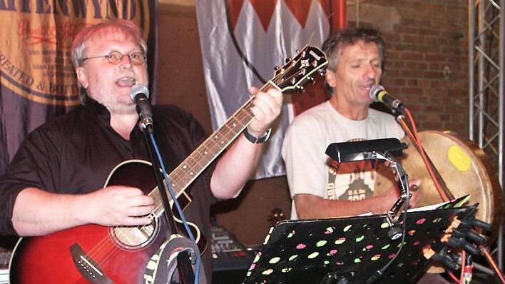 Nicht fehlen darf beim Sommernachtsfest der Mainrother Floriansjünger die Gruppe "Saitenwynd". Auch in diesem Jahr sind Sänger und Gitarrist Kurt Schleicher (links) sowie Bodhran-Spieler Richard Schmitt beim Frühschoppen am Sonntag wieder mit von der Partie.  Foto: Stephan Stöckel