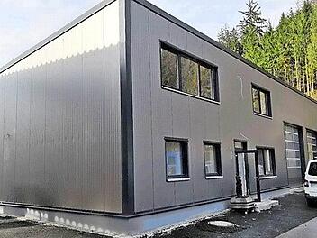 Inzwischen wurde am Bauhof Pressig ein neues Gebäude errichtet, in dem nun eine Hebebühne installiert werden soll.  Foto: K.-H. Hofmann