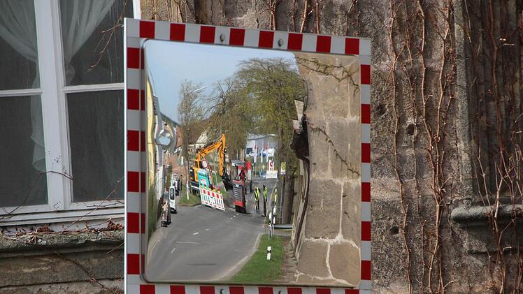 Der Verkehrsspiegel an der Abfahrt nach Kurzewind verrät es: In der Juliusallee in Eyrichshof gibt es zurzeit kein Durchkommen.
