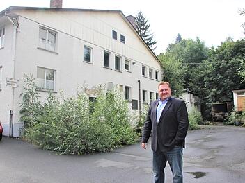 Der künftige Hoteldirektor Jörg Rang kann viel Berufserfahrung auf Führungsebene in der Hotellerie vorweisen. Jetzt hat er seine Leidenschaft für die Revitalisierung der Jahns-Bräu-Brache (hier vor der künftigen Gastronomie) entdeckt. Und er ist von der Wirtschaftlichkeit dieses Projekts überzeugt. Fotos: Veronika Schadeck