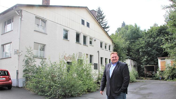 Der künftige Hoteldirektor Jörg Rang kann viel Berufserfahrung auf Führungsebene in der Hotellerie vorweisen. Jetzt hat er seine Leidenschaft für die Revitalisierung der Jahns-Bräu-Brache (hier vor der künftigen Gastronomie) entdeckt. Und er ist von der Wirtschaftlichkeit dieses Projekts überzeugt. Fotos: Veronika Schadeck