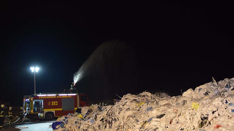Müllberg auf Veolia-Müllhalde in Brand geraten