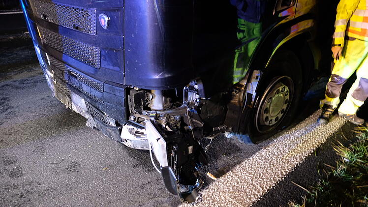 Reifen an Sattelzug platzt: Lastwagen gerät auf der Autobahn in den Gegenverkehr