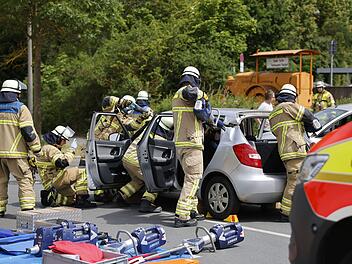 Unfall in Fürth: Autos prallen zusammen Unfall in Fürth: Autos prallen zusammen