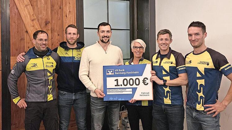Die Firma Fahrrad-Heilmann &uuml;bergab eine Spende an den SSV Forchheim.