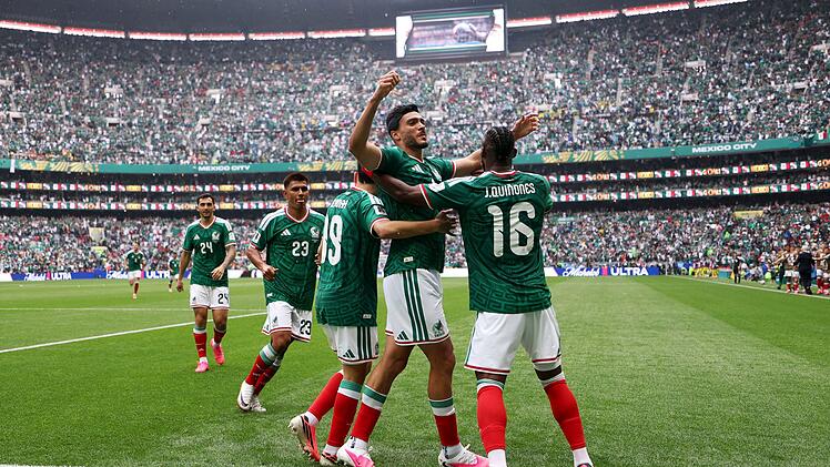 Raul Jimenez (Zweiter von rechts) traf f&uuml;r Mexiko beim WM-Er&ouml;ffnungsspiel.