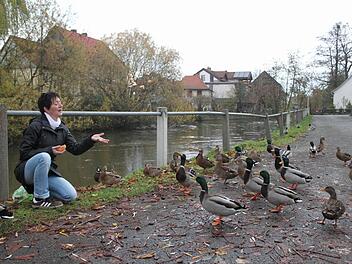 Ute Bauer liebt es, in der Lichtenfelser Kleinaustraße Enten zu füttern und ihren Gedanken nachzuhängen. Foto:  Markus Häggberg