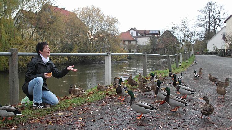 Ute Bauer liebt es, in der Lichtenfelser Kleinaustraße Enten zu füttern und ihren Gedanken nachzuhängen. Foto:  Markus Häggberg
