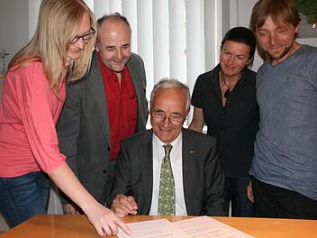 Rainer Kober (sitzend) will den vitalsten und lebenswertesten Landkreis innerhalb Oberfrankens. Mit im Bild (von links): Nadine Sharma, Helmut Ebert, Susanne Volk und Ulrich Geiger. Foto: Veronika Schadeck