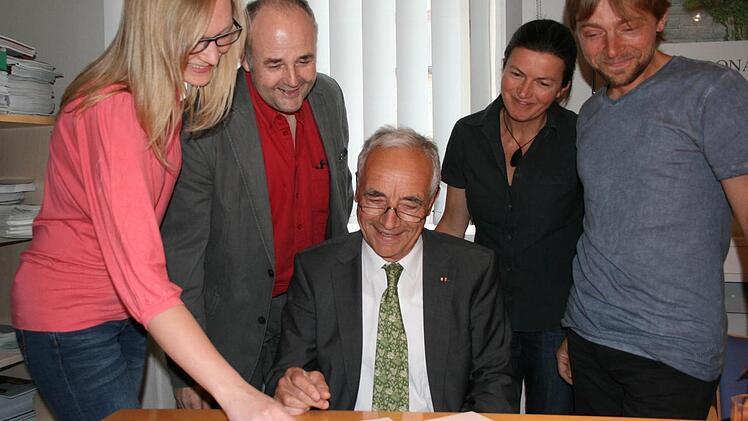 Rainer Kober (sitzend) will den vitalsten und lebenswertesten Landkreis innerhalb Oberfrankens. Mit im Bild (von links): Nadine Sharma, Helmut Ebert, Susanne Volk und Ulrich Geiger. Foto: Veronika Schadeck