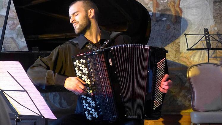 Marko Sevarlic ist in Serbien geboren und spielt seit seinem neunten Lebensjahr Akkordeon.