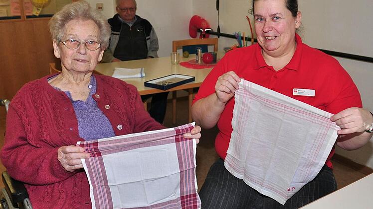 Der Umbau des St. Bruno-Heims in Haßfurt hat begonnen, doch der Heimbetrieb geht ganz normal weiter. So auch am Tag des Spatenstichs gestern: Betreuerin Michaela Schäfer (rechts) hat die 89-jährige Bewohnerin Edith Gresser aus Hellingen zu einem Aktivierungstraining mit Taschentüchern motiviert. Fotos: Langer