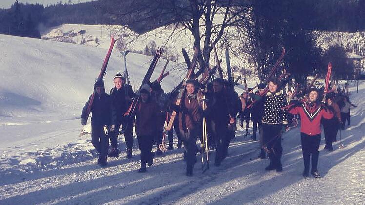 ... aber diesmal hält der Fotograf den Pilgerzug schon in Farbe fest. Fotos: Hans Seyferth (†)