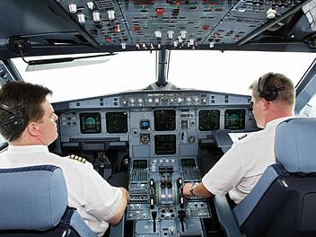 Ohne gegenseitiges Vertrauen können Pilot und Copilot ein Flugzeug nicht steuern, sagt Markus Wahl.  Foto: Marius Palmen/dpa