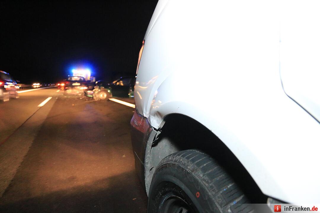 Sessel auf A73 sorgt für Unfall
