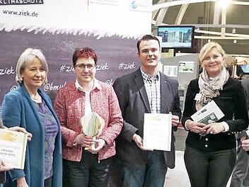 Die Umweltbildungsstätte Oberelsbach wurde nach der Auszeichnung der UN Dekade "Bildung für nachhaltige Entwicklung" auch als offizielles Projekt der "UN Dekade Biologische Vielfalt" gewürdigt. Das Foto zeigt (von links): Joachim Schneider, Annette Diekmann, Birgit Erb, Bernd Fischer, ORRi Nicole Reblin und stellvertretenden Landrat Peter Suckfüll.  Text/Foto: Marion Eckert/privat