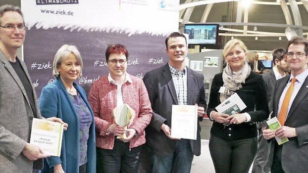 Die Umweltbildungsstätte Oberelsbach wurde nach der Auszeichnung der UN Dekade "Bildung für nachhaltige Entwicklung" auch als offizielles Projekt der "UN Dekade Biologische Vielfalt" gewürdigt. Das Foto zeigt (von links): Joachim Schneider, Annette Diekmann, Birgit Erb, Bernd Fischer, ORRi Nicole Reblin und stellvertretenden Landrat Peter Suckfüll.  Text/Foto: Marion Eckert/privat