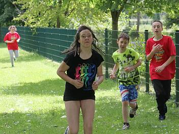 Bei der 400-Meter-Strecke kommen die Triathlonsportler ganz schön ins Schwitzen. Foto: Sonny Adam
