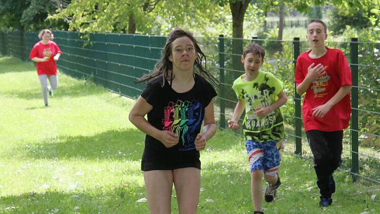 Bei der 400-Meter-Strecke kommen die Triathlonsportler ganz schön ins Schwitzen. Foto: Sonny Adam