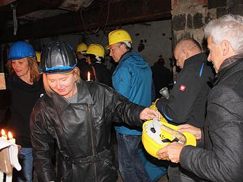 Helm- und Kerzenausgabe im Eingangsbereich der unterirdischen Gänge Foto: Popp