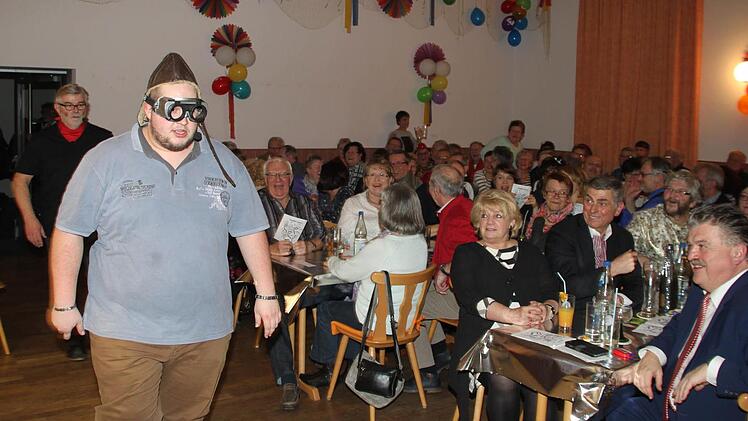 Kevin (Nicolas Peter) war ausgesperrt und kommt nun mit Pinsler (Werner Reißaus, links im Hintergrund) in den Saal. Foto: Jürgen Gärtner