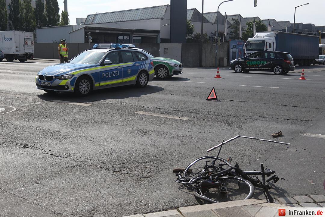 Betonmischer erfasst Fahrradfahrerin: Frau lebensgefährlich verletzt - Unfallhergang noch absolut unklar – Rückstau durch Umleitung des Verkehrs