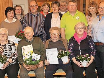 Als Dank f&uuml;r ihr Engagement zeichnete Vorsitzender Helmut Reinhardt (Dritter von rechts) Pauline S&auml;um, Elke M&uuml;ller, G&uuml;nther Zeisele, Erika Hellmuth, Gertrud Zeisele, Hubert Hellmuth (hinten von links), Margit Flo&szlig;, Alois Hellmuth, Werner Drescher und Resi Hennemann (sitzend von links) aus, auch 2. Vorsitzende Claudia R&ouml;mert (Zweite von rechts) und Stadtrat Wolfgang Herold (rechts) gratulierten. Foto: Gerd Klemenz