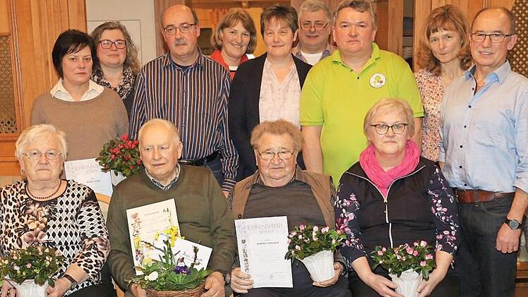 Als Dank f&uuml;r ihr Engagement zeichnete Vorsitzender Helmut Reinhardt (Dritter von rechts) Pauline S&auml;um, Elke M&uuml;ller, G&uuml;nther Zeisele, Erika Hellmuth, Gertrud Zeisele, Hubert Hellmuth (hinten von links), Margit Flo&szlig;, Alois Hellmuth, Werner Drescher und Resi Hennemann (sitzend von links) aus, auch 2. Vorsitzende Claudia R&ouml;mert (Zweite von rechts) und Stadtrat Wolfgang Herold (rechts) gratulierten. Foto: Gerd Klemenz