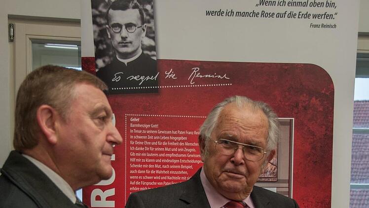 Die Gewissenstreue von Franz Reinisch beeindruckte Pfarrer Norbert Lang aus Se&szlig;lach (links) und Ingo Hafenecker vom B&uuml;rgerverein Ebern.