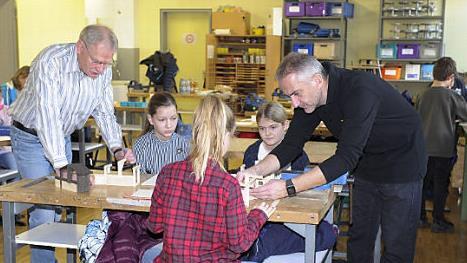 Unter der Anleitung von Wolfgang Giering (l.) und Alexander Schulz gestalteten die Kinder ihre Krippen. Foto: privat