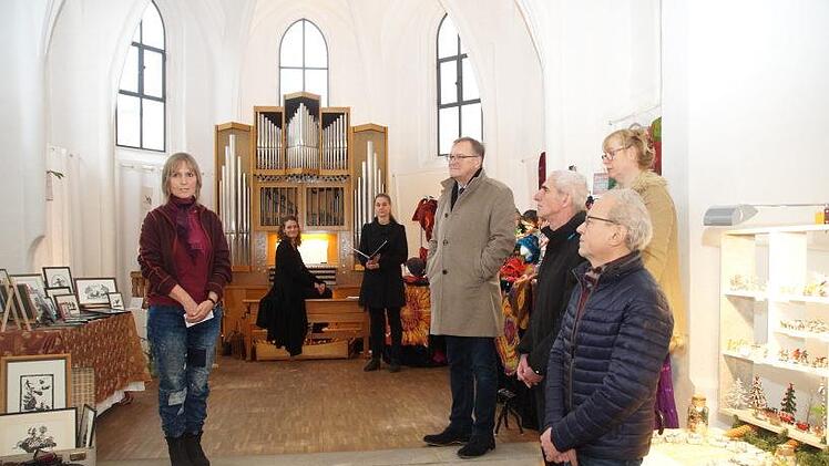 Den Interkulturellen Kunsthandwerker-Adventsmarkt am Jakobsberg er&ouml;ffneten (vl): Leiterin Bettina Kr&ouml;ner, Organistin Ingrid Kasper, Mezosopranistin Jasmin Steiner, Oberb&uuml;rgermeister Andreas Starke, Pfarrer Walter Neunhoeffer und Dekan Hans-Martin Lechner. Foto: Joseph Beck
