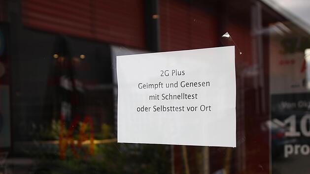 Einlass nur mit negativem Schnelltest: Dazu zählen auch unter Aufsicht durchgeführte Selbsttests vor Ort.