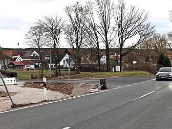 Die n&ouml;rdliche Zufahrt in den Pommersfeldener Ortsteil Limbach: Wenn der aus Richtung H&ouml;chstadt kommende Verkehr mit 100 Stundenkilometern heranf&auml;hrt, ist das Ausfahren aus Limbach nicht ungef&auml;hrlich.