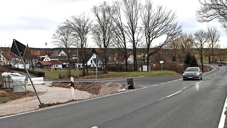 Die n&ouml;rdliche Zufahrt in den Pommersfeldener Ortsteil Limbach: Wenn der aus Richtung H&ouml;chstadt kommende Verkehr mit 100 Stundenkilometern heranf&auml;hrt, ist das Ausfahren aus Limbach nicht ungef&auml;hrlich.
