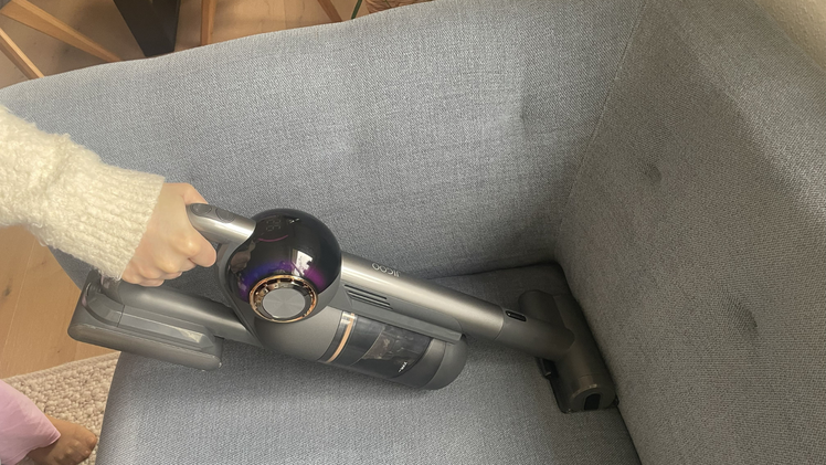 Die Milbenbürste sorgt für eine effektive Reinigung von Polstern und Sofas