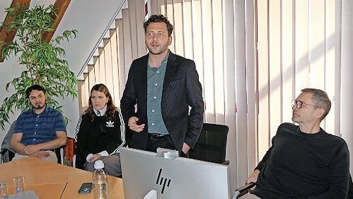 Felix Banaszak, Bundesvorsitzender von B&uuml;ndnis 90/Die Gr&uuml;nen, informierte sich bei den Stadtwerken Ha&szlig;furt &uuml;ber das kommunale Engagement im Bereich erneuerbarer Energien.