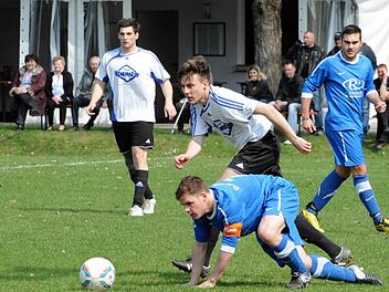 Die DJK Kothen strauchelt in Poppenroth: FCler Tobias Kröckel (Mitte) nimmt DJK-Spielführer Manuel Bug die Kugel ab. Rechts Georg Schwarz (Kothen) und links hinten Martin Kleinhenz (Poppenroth). Foto: Hopf