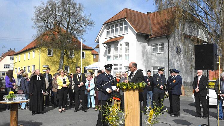Nachbarbürgermeister und kommender Landrat Wilhelm Schneider (rechts) kam gerne zur Segnung des neuen Fahrzeugs nach Ermershausen, schon allein deshalb, weil er dort ein Spitzenergebnis bei der Wahl einfahren konnte. Bild: Schmidt