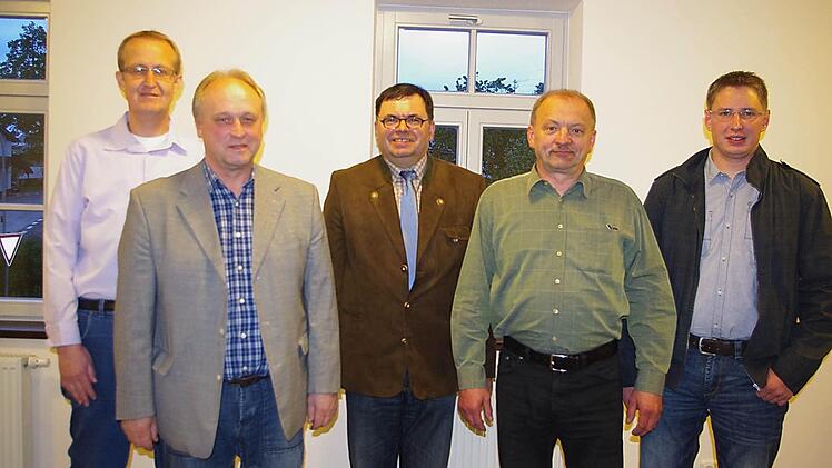 Die neu gewählten Gemeinderatsmitglieder zusammen mit Bürgermeister Peter Klinger (Mitte): Erwin Daum, Werner Welscher, Georg Barnickel und Michael Hader Foto: Heike Schülein