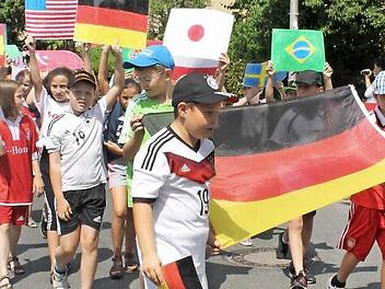 Die Fußballweltmeisterschaft hat auch die Jungen und Mädchen beim Bad Staffelsteiner Kinderfest begeistert.  Fotos: Thomas Heuchling /Johannes Gurguta