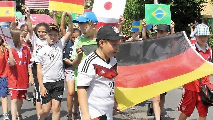 Die Fußballweltmeisterschaft hat auch die Jungen und Mädchen beim Bad Staffelsteiner Kinderfest begeistert.  Fotos: Thomas Heuchling /Johannes Gurguta