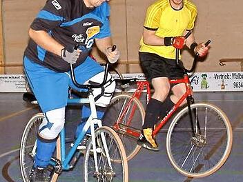 Der RVC Steinwiesen IV mit Roland Schneider (blaues Trikot) rückte in der Bezirksliga auf den vierten Platz vor. Foto: Hans Franz