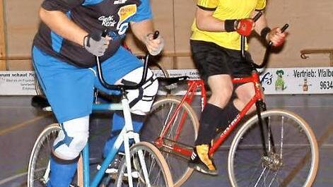 Der RVC Steinwiesen IV mit Roland Schneider (blaues Trikot) rückte in der Bezirksliga auf den vierten Platz vor. Foto: Hans Franz