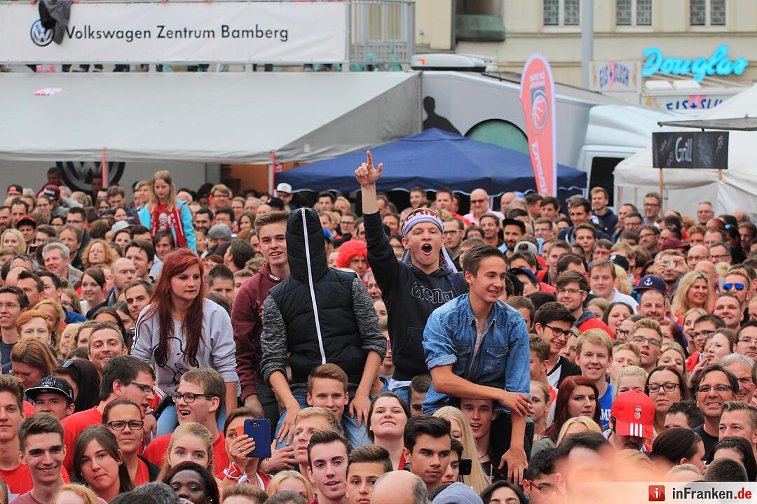 Meister-Party am Maxplatz