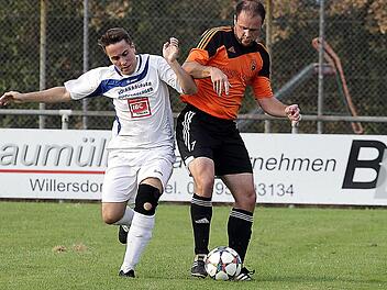 Stanley Loß (l.) vom FC Wacker Trailsdorf beackert den Herrnsdorfer Tobias Dachwald im Kampf um das Spielgerät. Am Ende behielt Trailsdorf in der Kreisklasse Bamberg 3 mit 4:0 die Oberhand.  Foto: sportpress