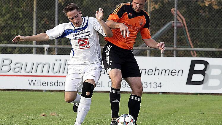 Stanley Loß (l.) vom FC Wacker Trailsdorf beackert den Herrnsdorfer Tobias Dachwald im Kampf um das Spielgerät. Am Ende behielt Trailsdorf in der Kreisklasse Bamberg 3 mit 4:0 die Oberhand.  Foto: sportpress
