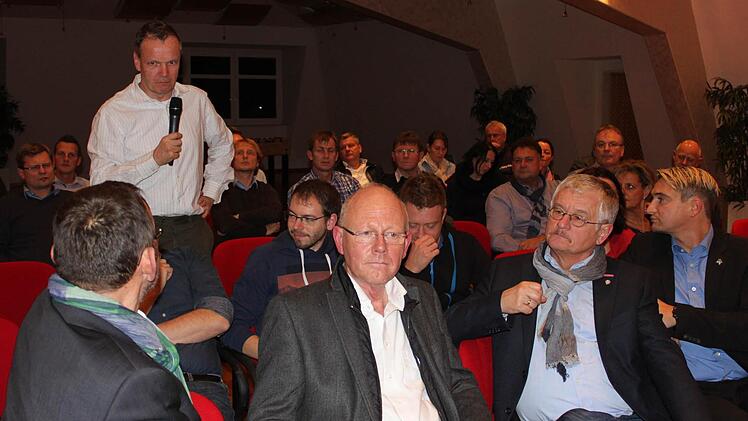 Dr. Friedrich von Rosen (stehend), Chefarzt der Schön-Klinik Bad Staffelstein, berichtete von Erfahrungen bei der Auswahl ausländischer Ärzte: "Wir fangen mit Skype-Interviews an."