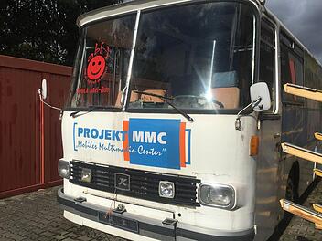 Ob für ihn noch einmal bessere Zeiten kommen? - Ohne Nummernschild steht der Bus aus dem Lichtenfelser Qualifizierungsprojekt auf einem Betriebsgelände in Sonneberg.  Foto: privat